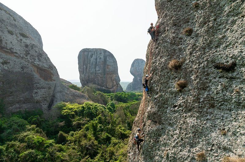 Escaladora en una pared de Angola