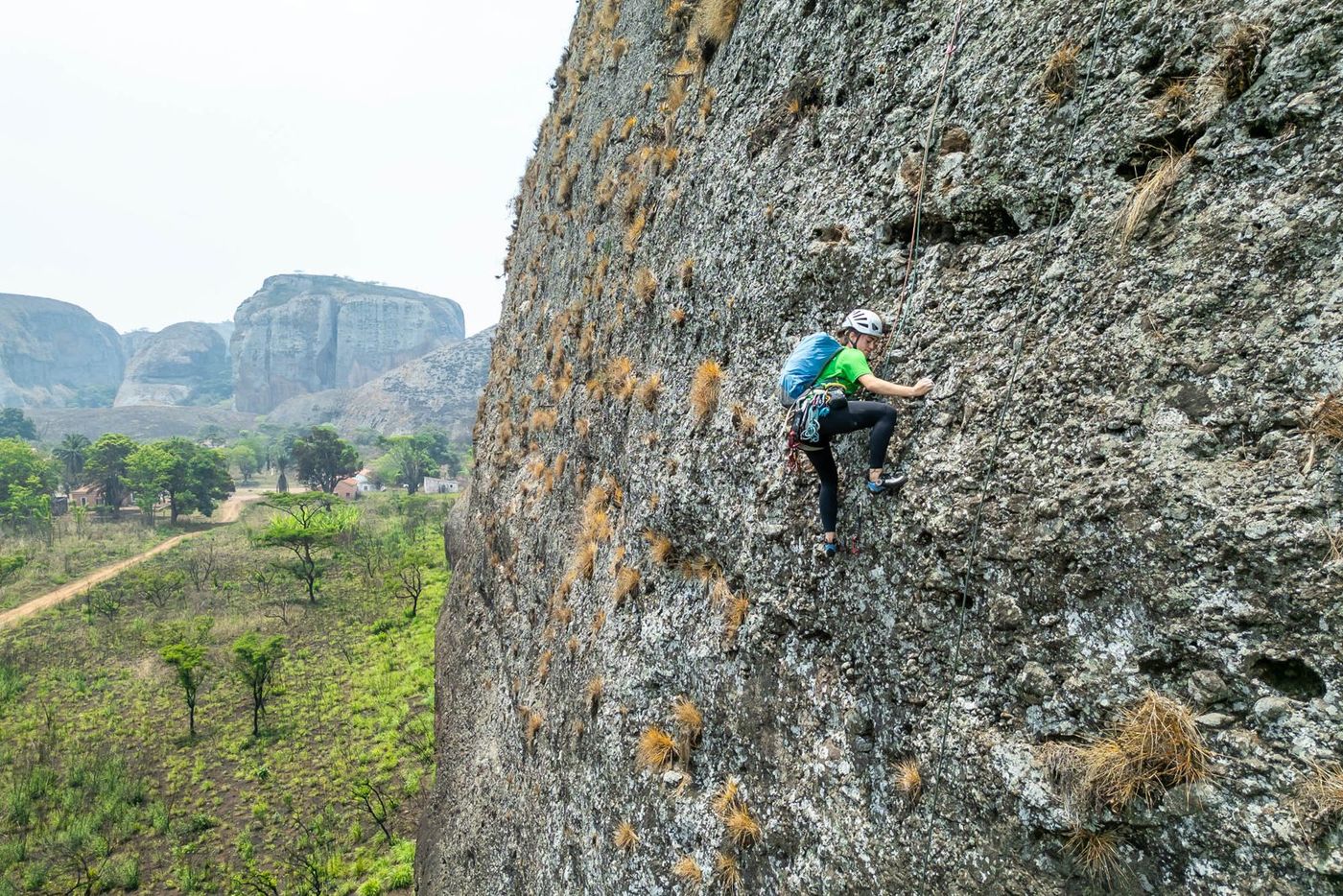 Escalada en una pared de granito en Angola