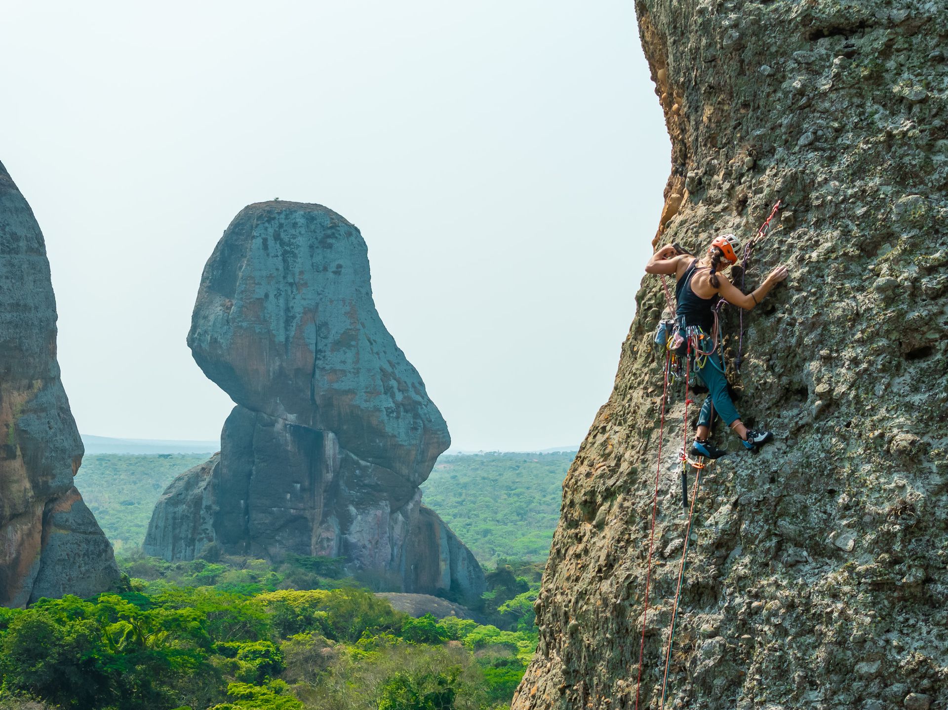 Marta Pérez escalando en las rocas de Pedras Negras, Angola, durante el rodaje de TA BO
