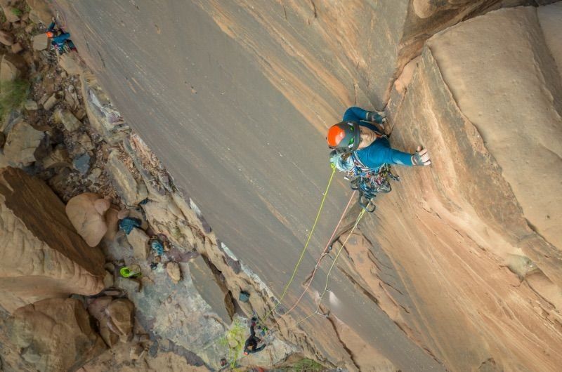 Escaladora en la arenisca de Jordania