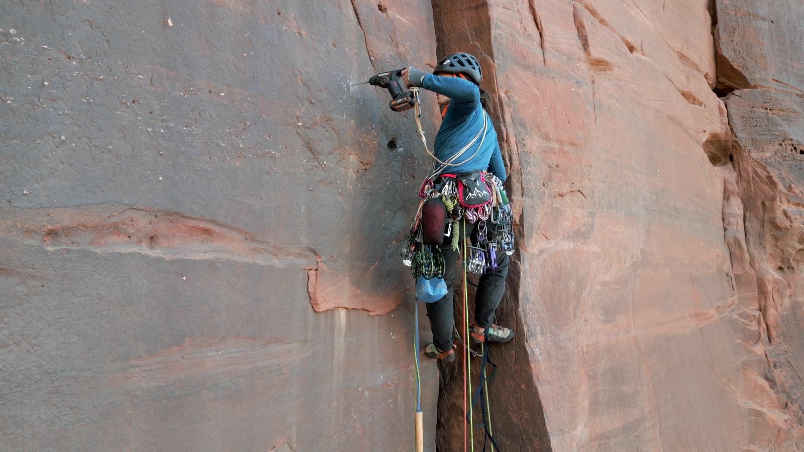 Escaladora en una fisura de arenisca en Jordania
