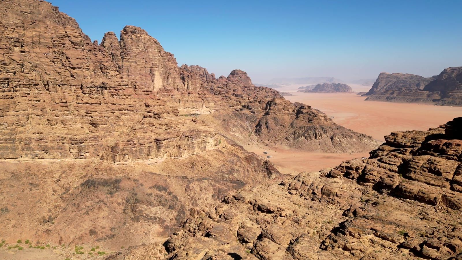 Paisaje del desierto de Wadi Rum desde lo alto de una pared