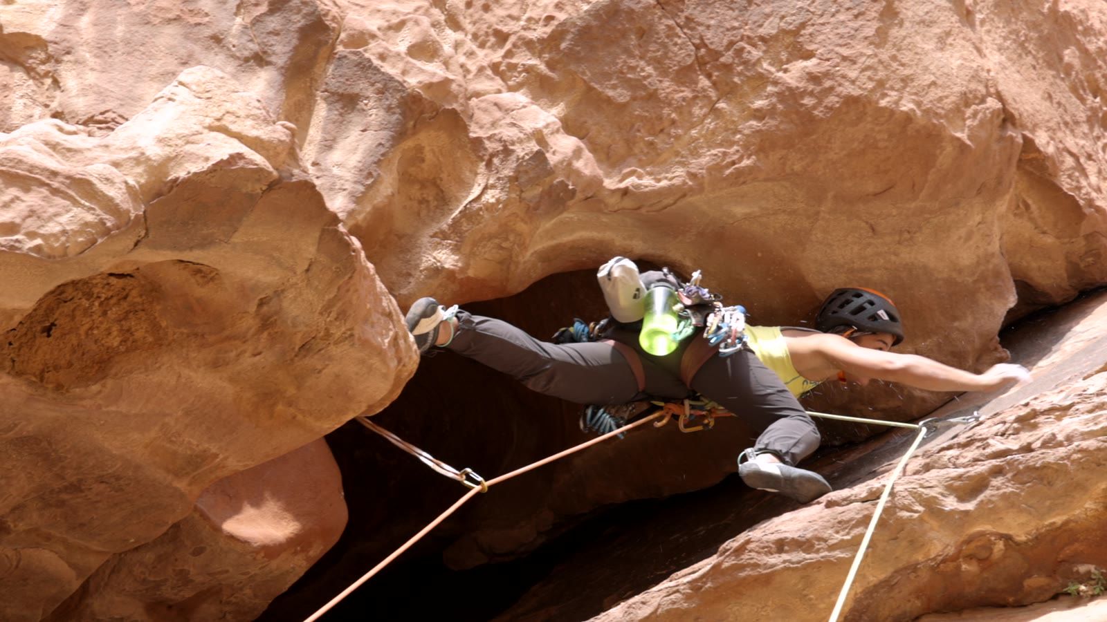 Escaladora superando un techo de arenisca en Wadi Rum, Jordania