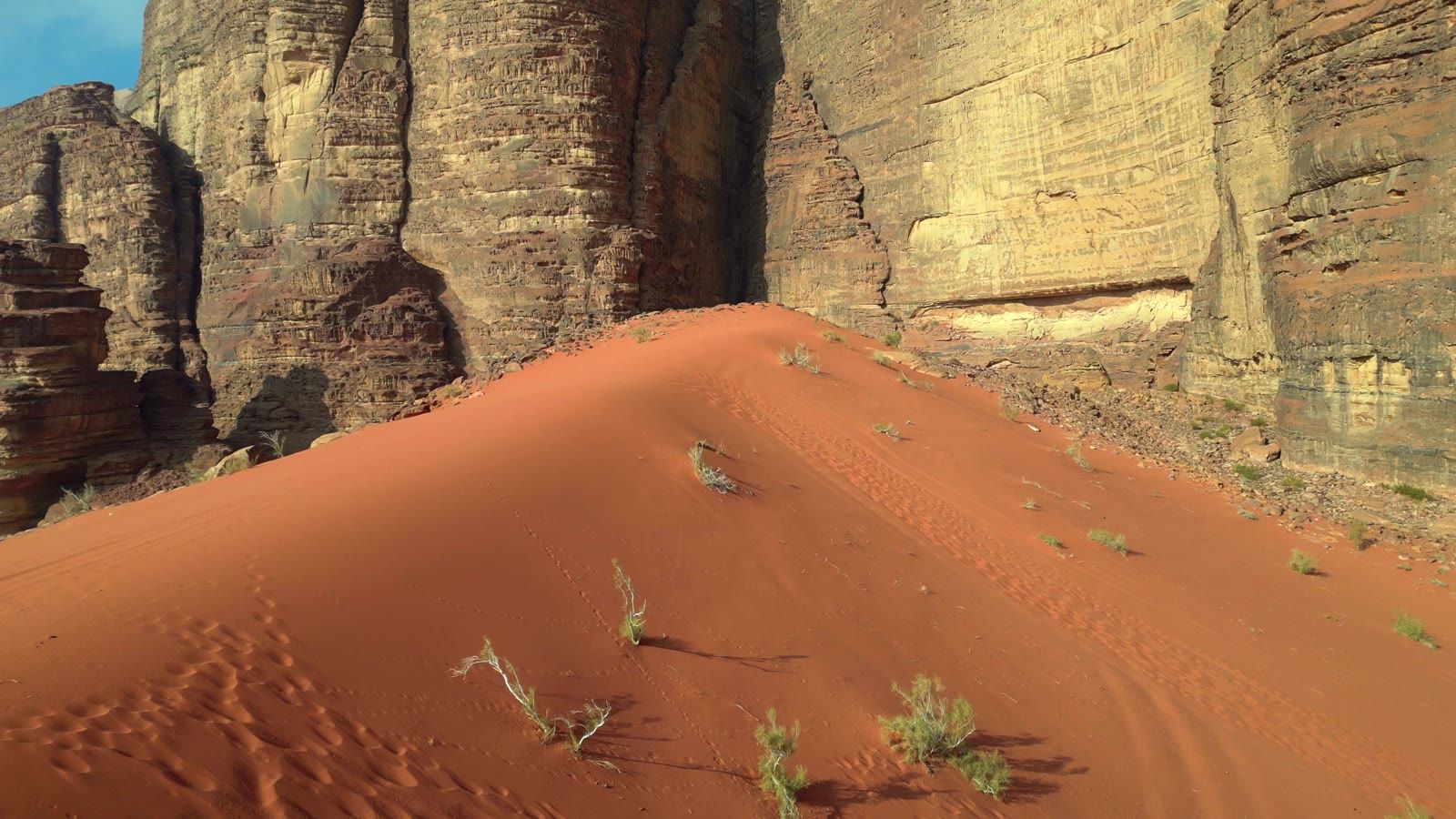Dunas rojas y paredes de arenisca en el desierto de Wadi Rum