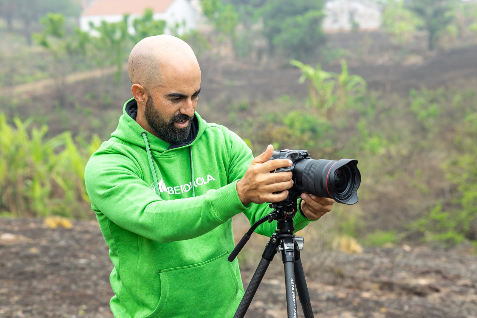 Juanmi Ponce montando la cámara durante el rodaje de TA BO en Angola