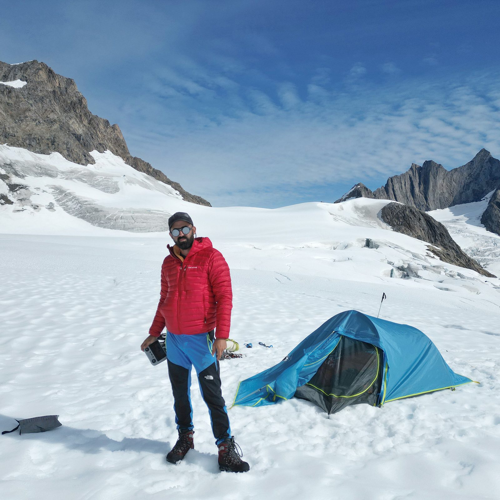 Juanmi Ponce con la cámara en el campamento avanzado sobre el glaciar, Groenlandia