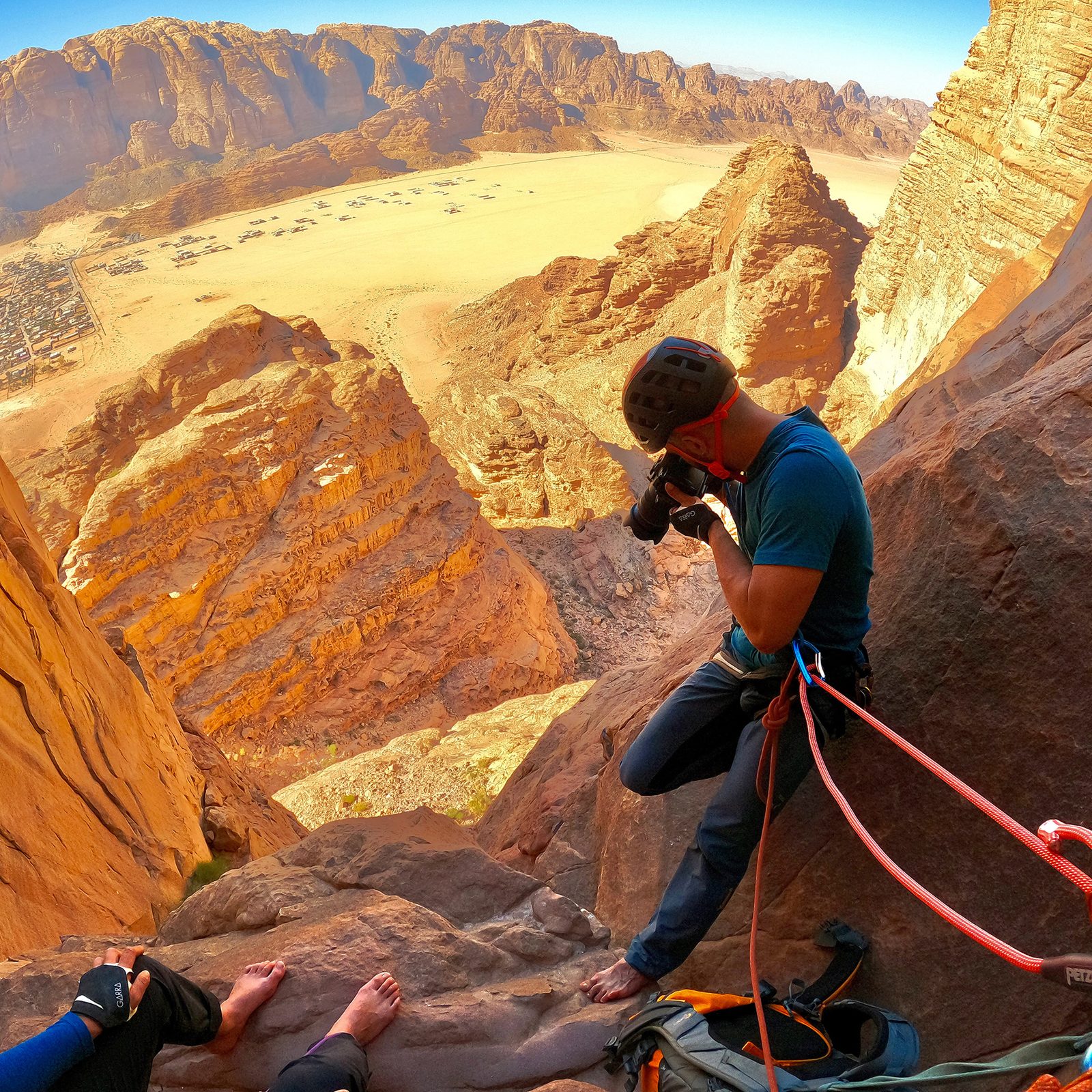Juanmi Ponce rodando colgado de una cuerda en la arenisca de Wadi Rum, Jordania